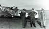 Антон Хакль (в центре) на фоне своего Bf-109